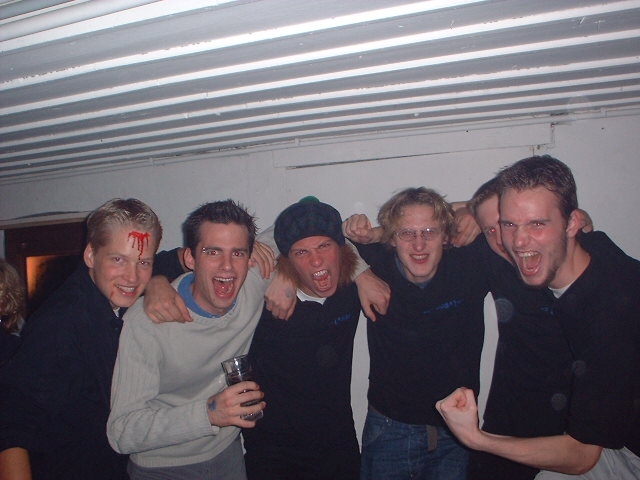 Sechs Jungs in schwarzen Shirts jubeln in die Kamera