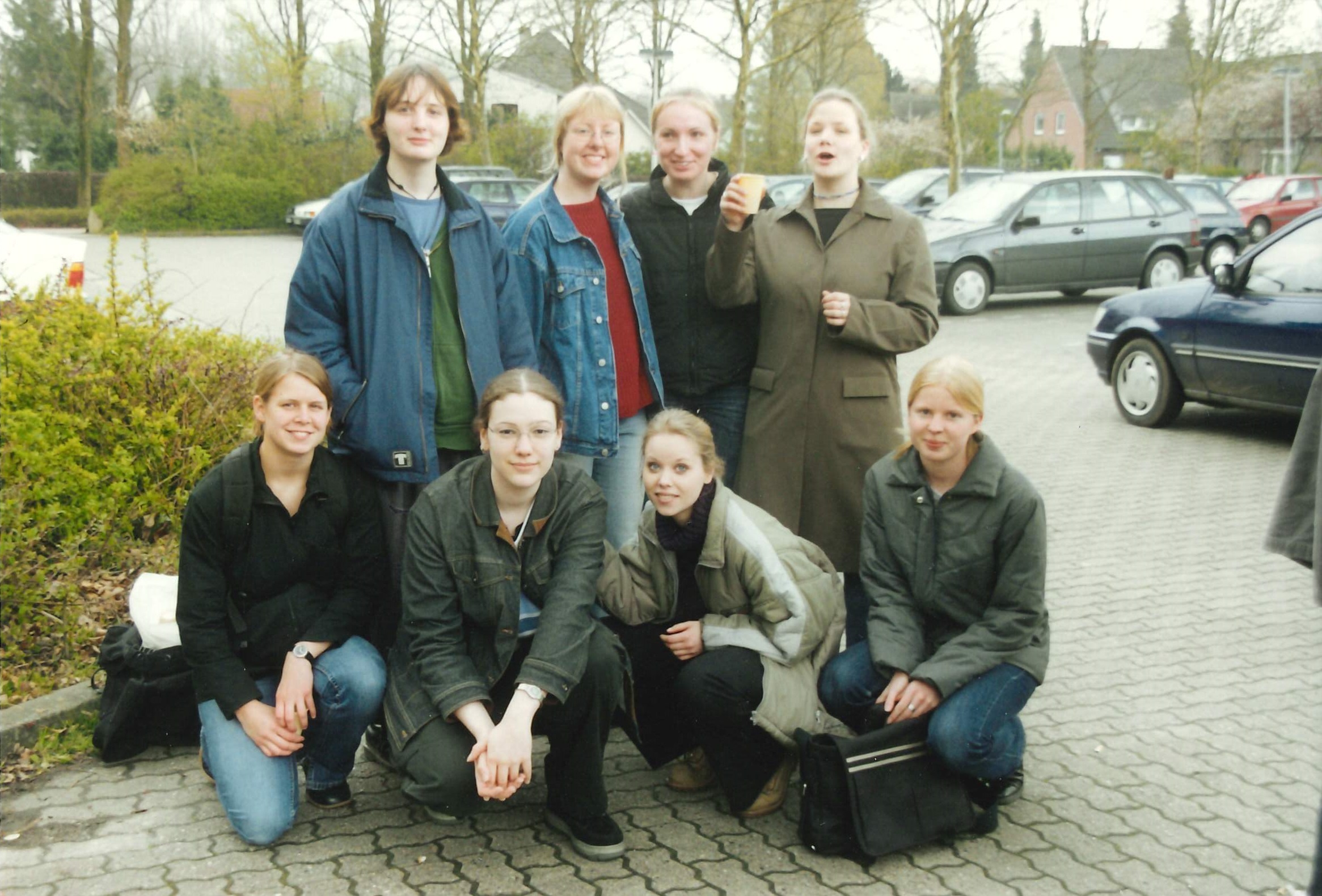 Gruppenfoto von acht Schülerinnen auf einem Parkplatz