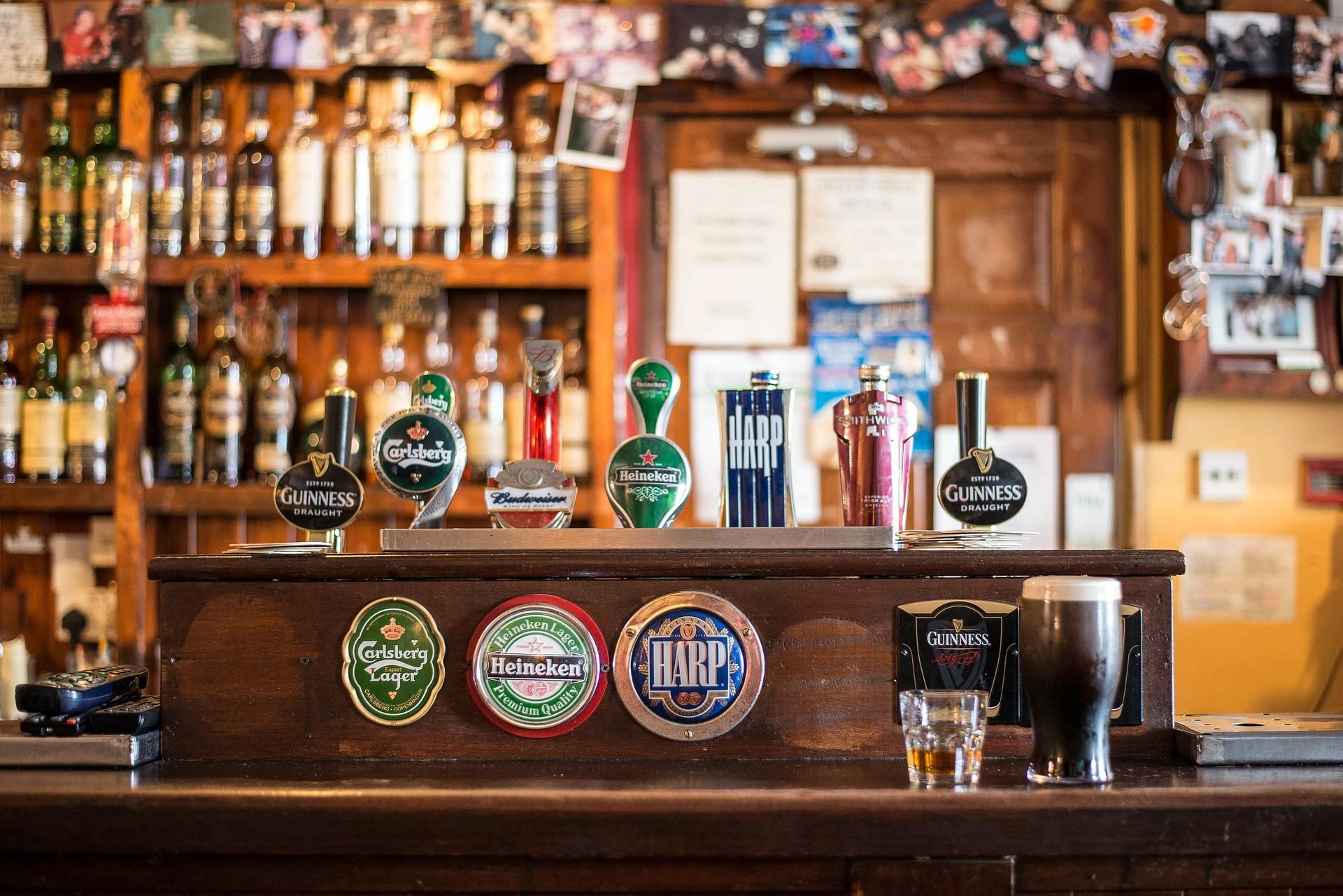 Bar mit Getränken und Gläsern