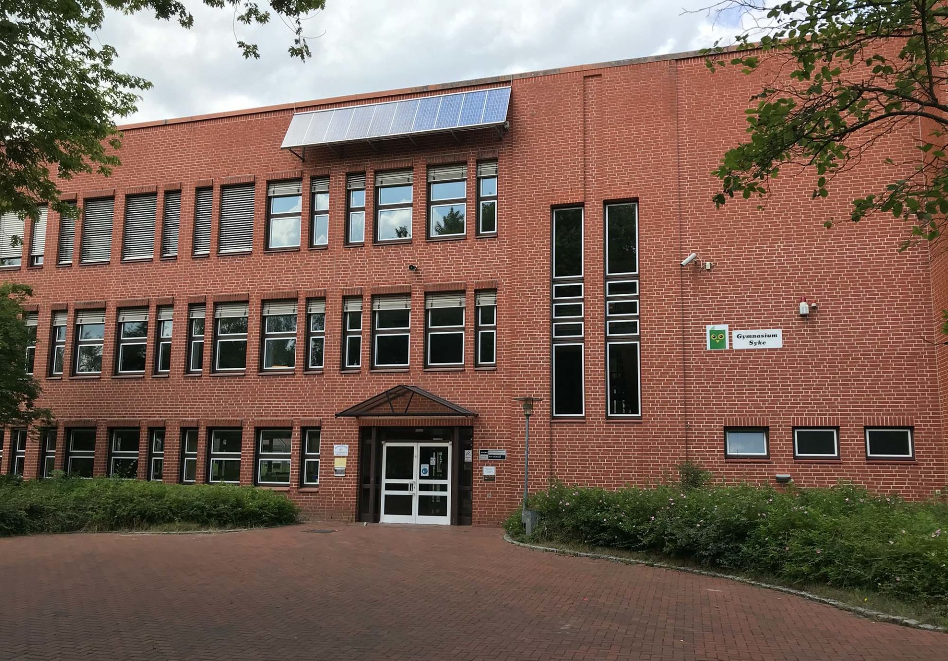 Das Gymnasium Syke – rotes Backsteingebäude mit Haupteingang