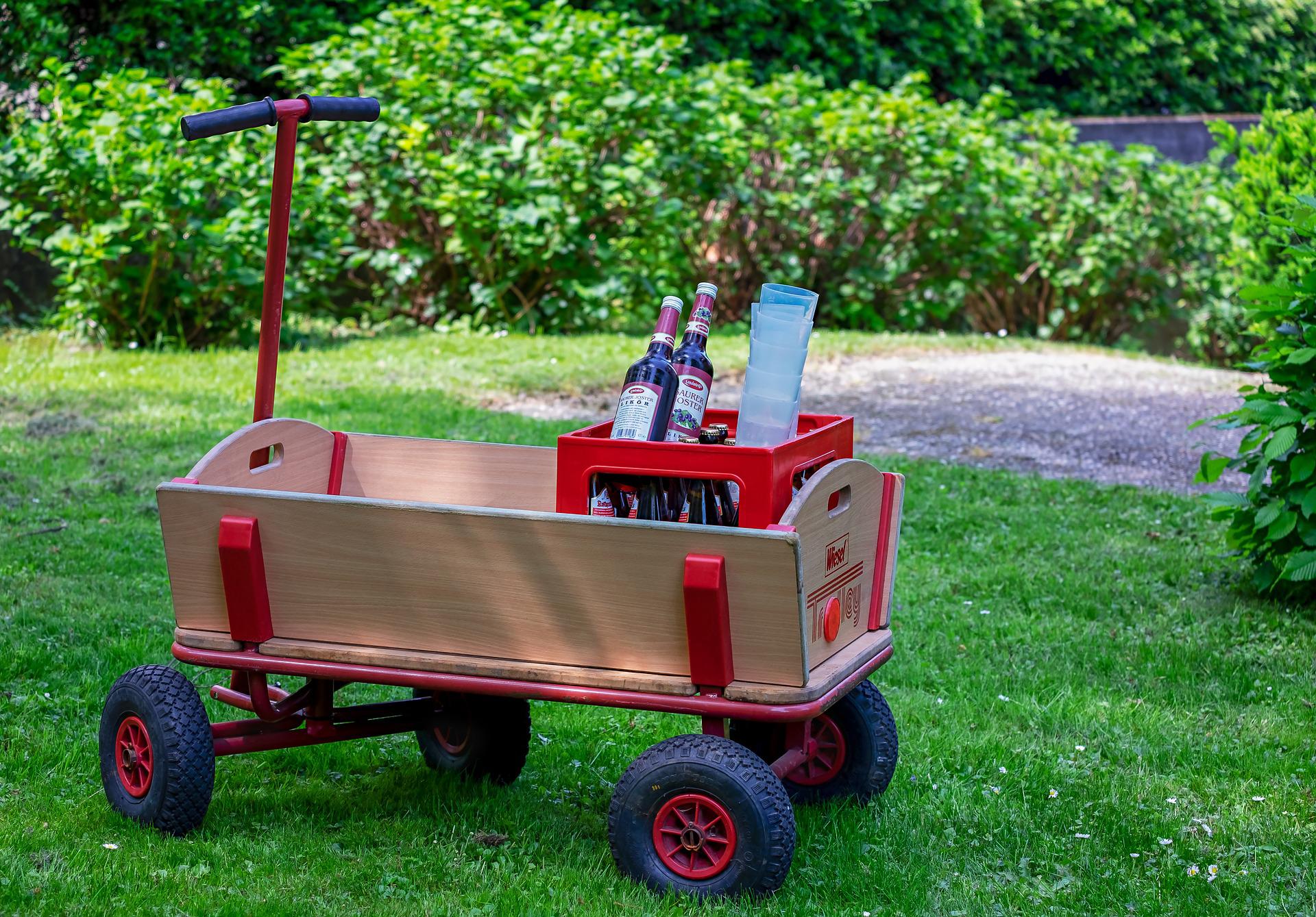 Ein Bollerwagen auf einem Feldweg
